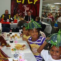 Happy guests at the "Munchin with Manders" dinner held at the library the night before the festival.